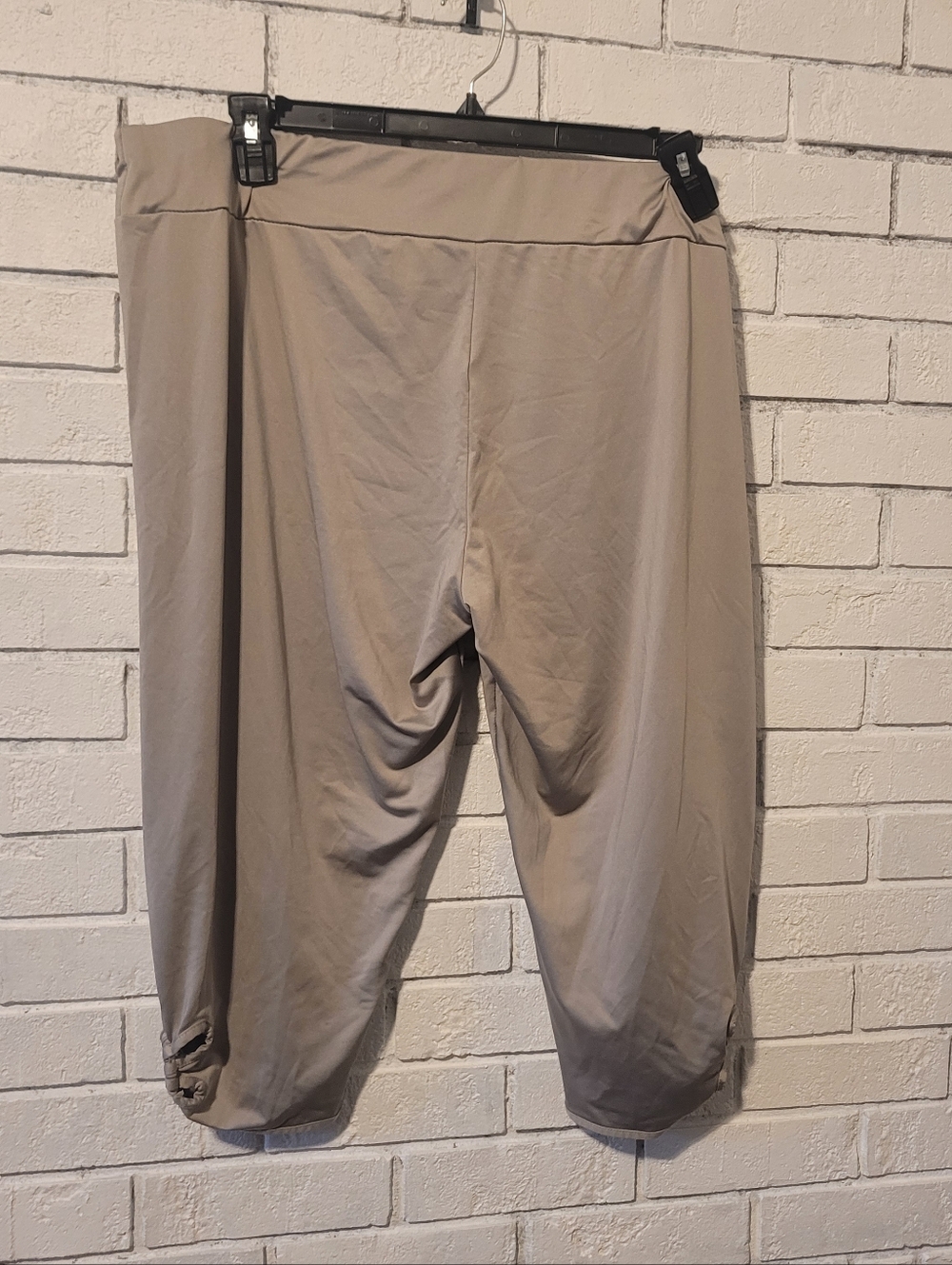 Soft Stretch Grey Capris - Ruched Hem Cropped Leggings - Plus Size 5XL - Picture 2 of 6
